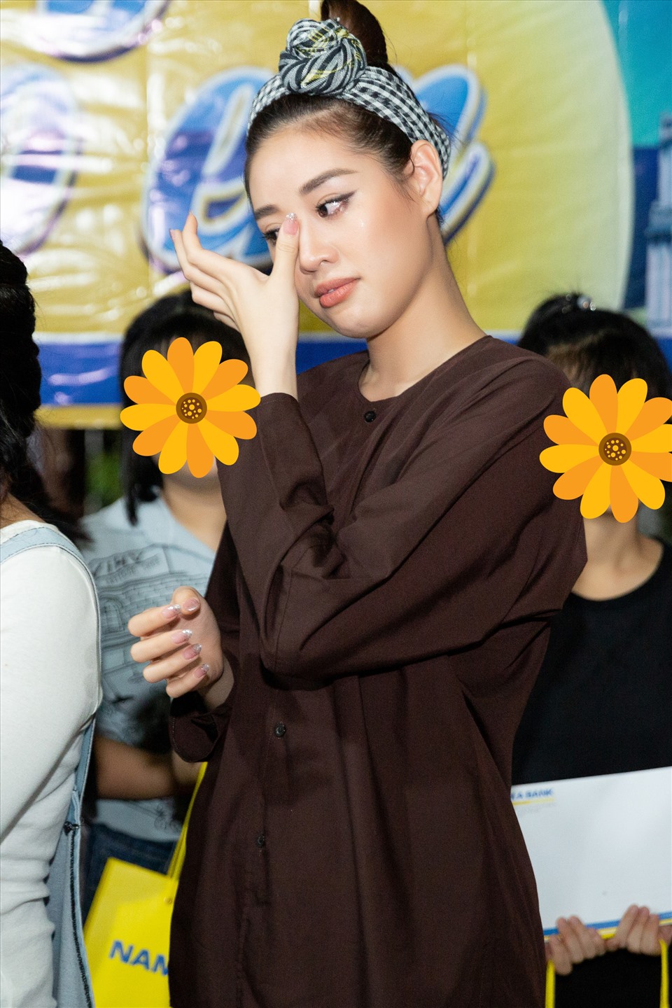 Hoa hậu Hoàn vũ Việt Nam 2019 không giấu nổi xúc động khi đón trung thu cùng các em nhỏ kém may mắn. Ảnh: Thiên An.