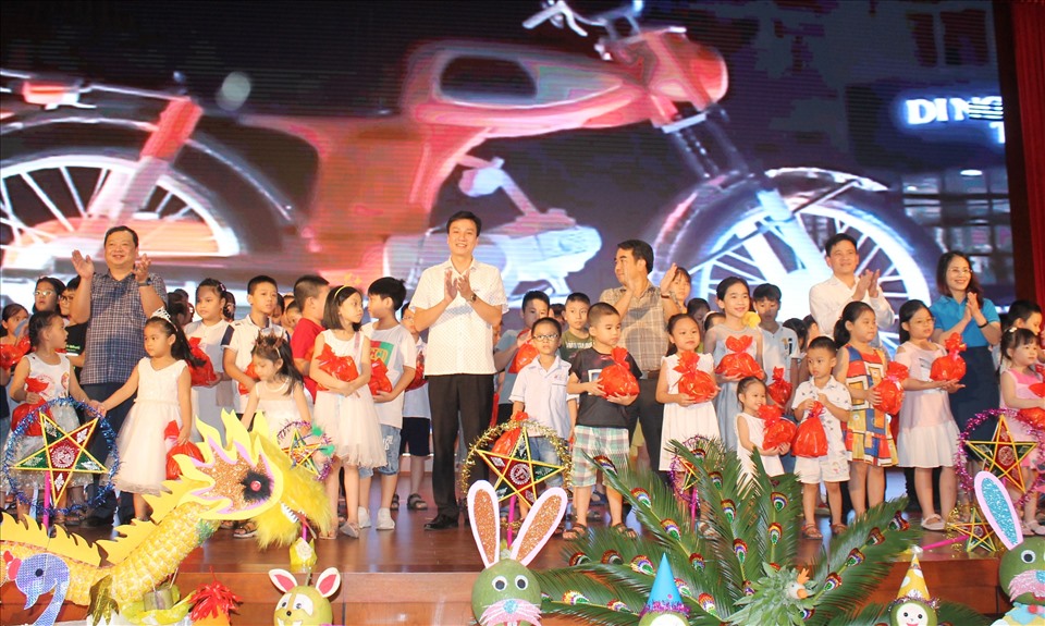 260 suất quà được LĐLĐ quận Hồng Bàng trao tặng tại chương trình. Ảnh MD