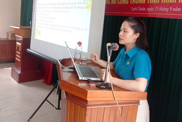 Bà Lê Nữ Ái Chi - Phó trưởng Ban Tuyên giáo - Nữ công LĐLĐ Hà Tĩnh phổ biến các chế độ, chính sách về lao động nữ tại buổi tập huấn. Ảnh: CĐ.