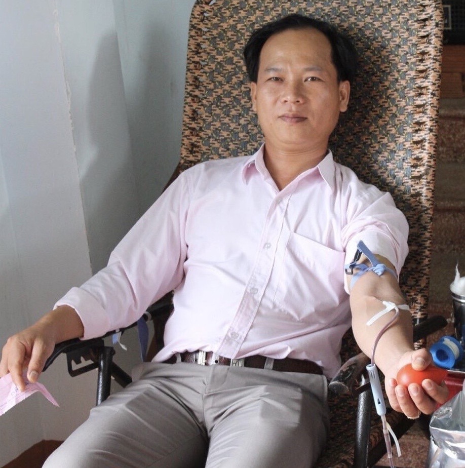 Anh Nguyễn Hữu Khiêm hiến máu