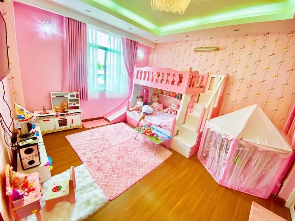 Với những gia đình có em bé, chúng tôi giới thiệu đến bạn phòng ngủ màu hồng cho bé yêu của bạn. Đây là sự lựa chọn đúng đắn để giúp bé cảm thấy thoải mái và yêu thích tại chính ngôi nhà của mình. Tận hưởng không gian ấm áp và tinh tế trong phòng ngủ tuyệt vời này bằng cách xem hình ảnh liên quan.