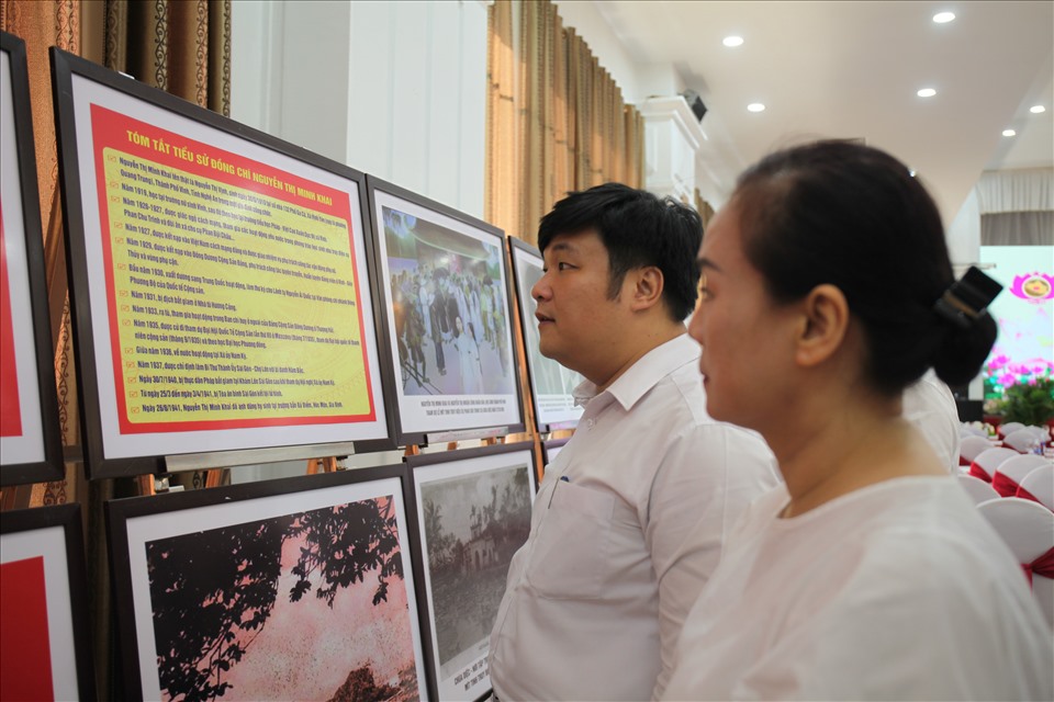 Đại biểu tham quan trưng bày kỷ vật của đ/c Nguyễn Thị Minh Khai. Ảnh: Trần Tuyên