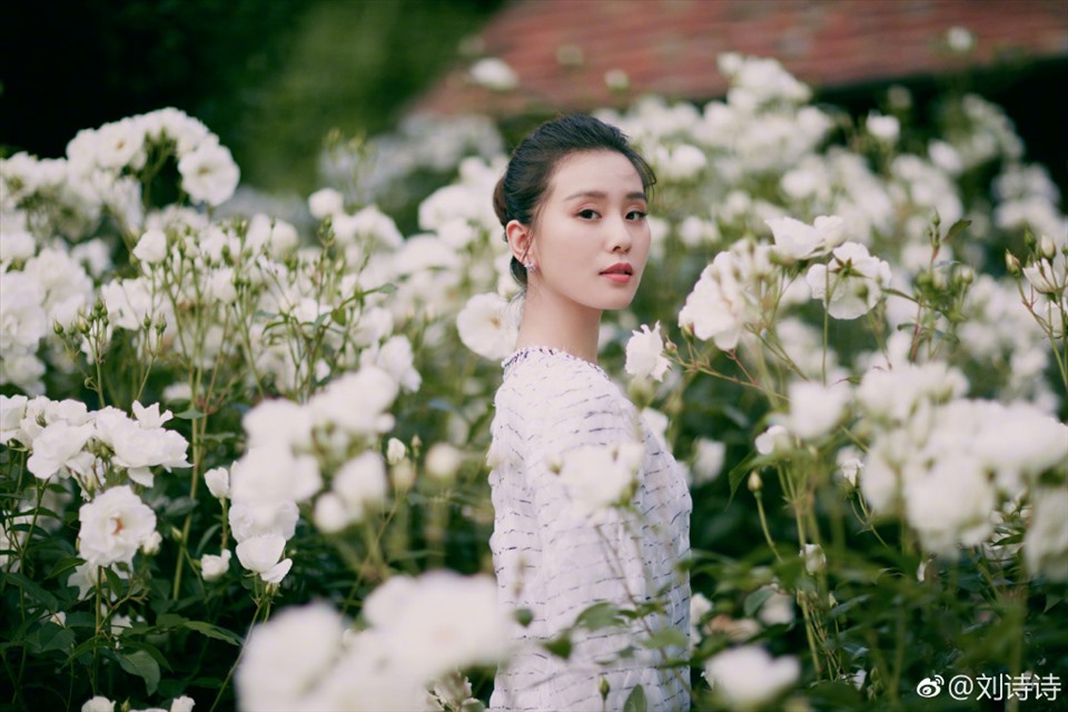 Nữ diễn viên 30 tuổi cũng được chú ý qua những bộ phim như “Bộ bộ kinh tình”, “Hiên Viên Kiếm”, “Tinh nguyệt truyền kỳ” và “Nữ y Minh phi truyện”, “Thanh xuân năm ấy chúng ta vừa gặp gỡ”. Ảnh: Weibo