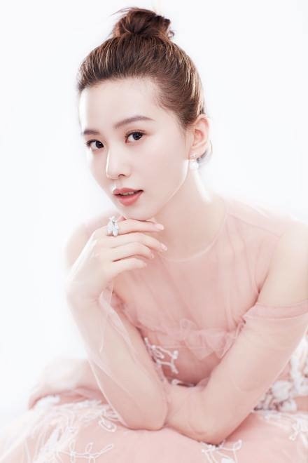 Bên cạnh phim ảnh, Lưu Thi Thi cũng dần ghi dấu ấn trong lĩnh vực thời trang. Người đẹp xuất hiện nhiều hơn ở hàng ghế danh dự tại các tuần lễ thời trang quốc tế. Ảnh: Weibo
