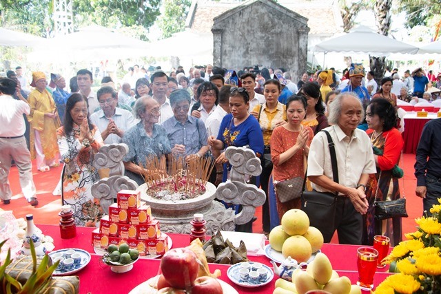 Nhiều người dân cũng về dâng hương tưởng nhớ dịp giỗ lần thứ 200 Đại thi hào Nguyễn Du. Ảnh: Thiện Chân.