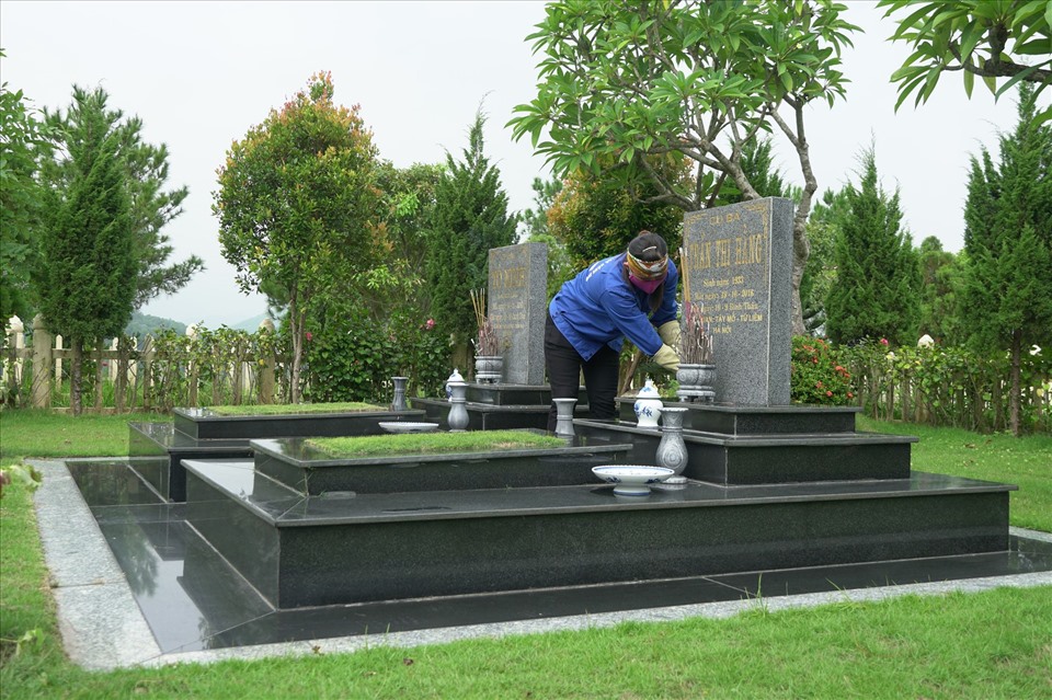 Công viên có hàng ngàn ngôi mộ được dọn dẹp thường xuyên. Ảnh: Huyền Chang