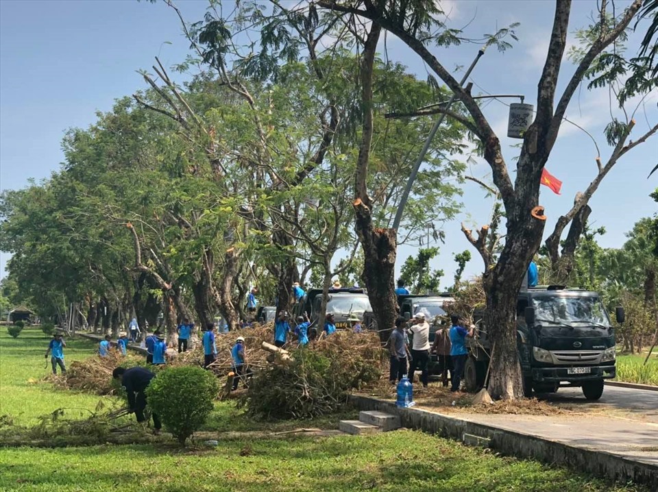 Gần 300 cán bộ công nhân viên chia thành từng top dọn dẹp vệ sinh khắc phục hậu quả bão số 5. Ảnh: HueWACO.