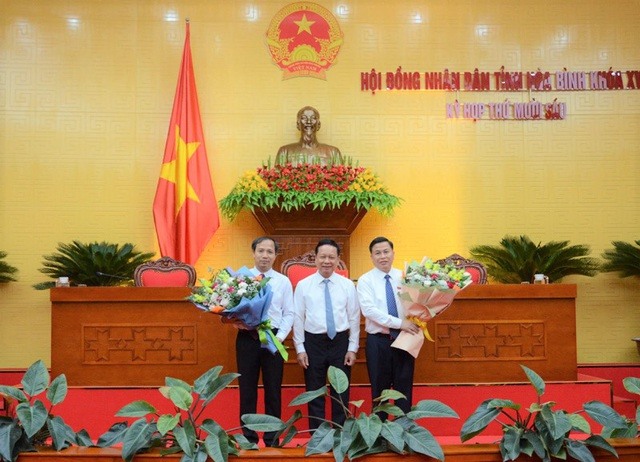 Ông Bùi Văn Tỉnh, Bí thư Tỉnh ủy Hòa Bình tặng hoa chúc mừng 2 Phó Chủ tịch UBND tỉnh Hoà Bình. Ảnh VGP