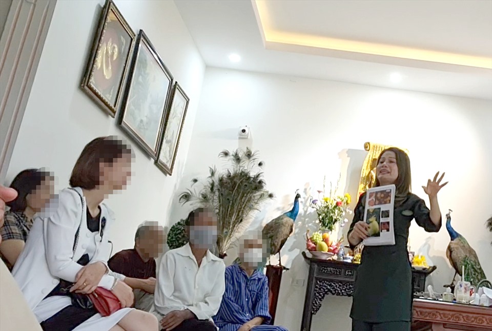 Bà Tuyền thường xuyên tổ chức các buổi khám bệnh tại nhà để bán sản phẩm Vision.