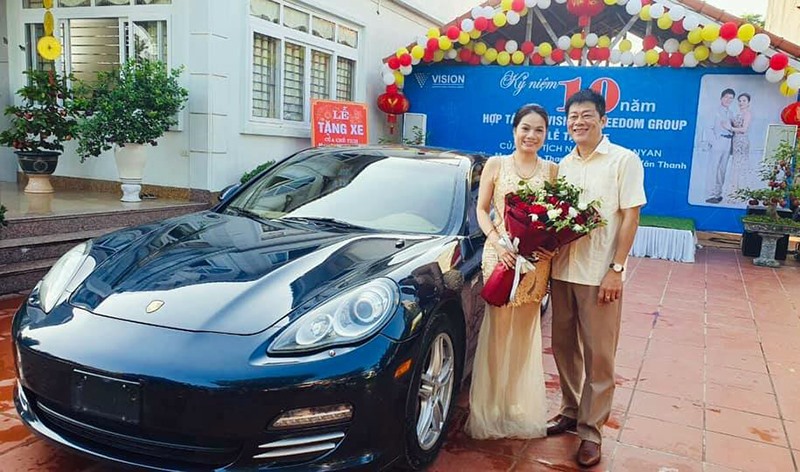 Vợ chồng bà Tuyền ông Thanh trong lễ nhận xe từ chủ tịch tập đoàn Vision được tổ chức tại gia.