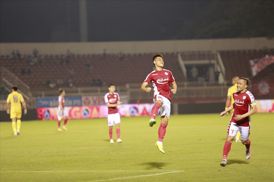 Tân binh Lâm Ti Phông có ngày ra mắt hoàn hảo khi ghi bàn ấn định chiến thắng 5-1 của TPHCM ở phút 79. Chiến thắng này giúp đội bóng của huấn luyện viên Chung Hae-seong chắc chắn  có tên trong top 8 đội dẫn đầu sau khi giai đoạn 1 V.League khép lại. Ảnh: Thanh Vũ