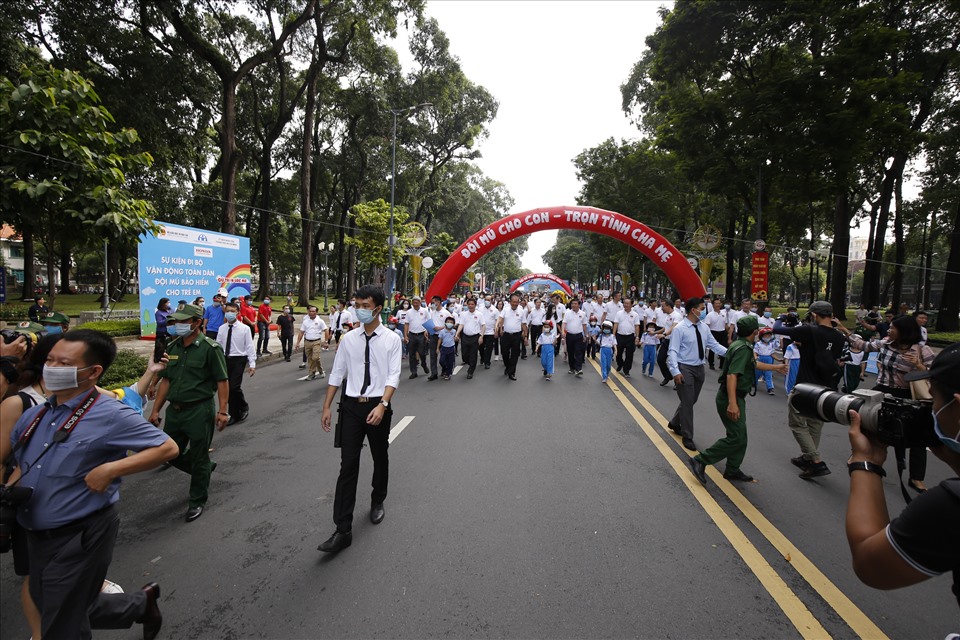 Đồng chí Trương Hòa Bình, Ủy viên Bộ Chính trị, Phó Thủ tướng Thường trực Chính phủ, đồng chí Nguyễn Văn Thể, Bộ trưởng Bộ Giao Thông Vận Tải (GTVT), lãnh đạo Công ty HVN, Ủy ban ATGTQG, Bộ GD&ĐT, đại diện các cơ quan thành viên của Ủy ban ATGTQG, lãnh đạo UBND và các ban ngành TP Hồ Chí Minh cùng một số tổ chức khác cùng tham gia sự kiện. Ảnh: Honda Việt Nam.