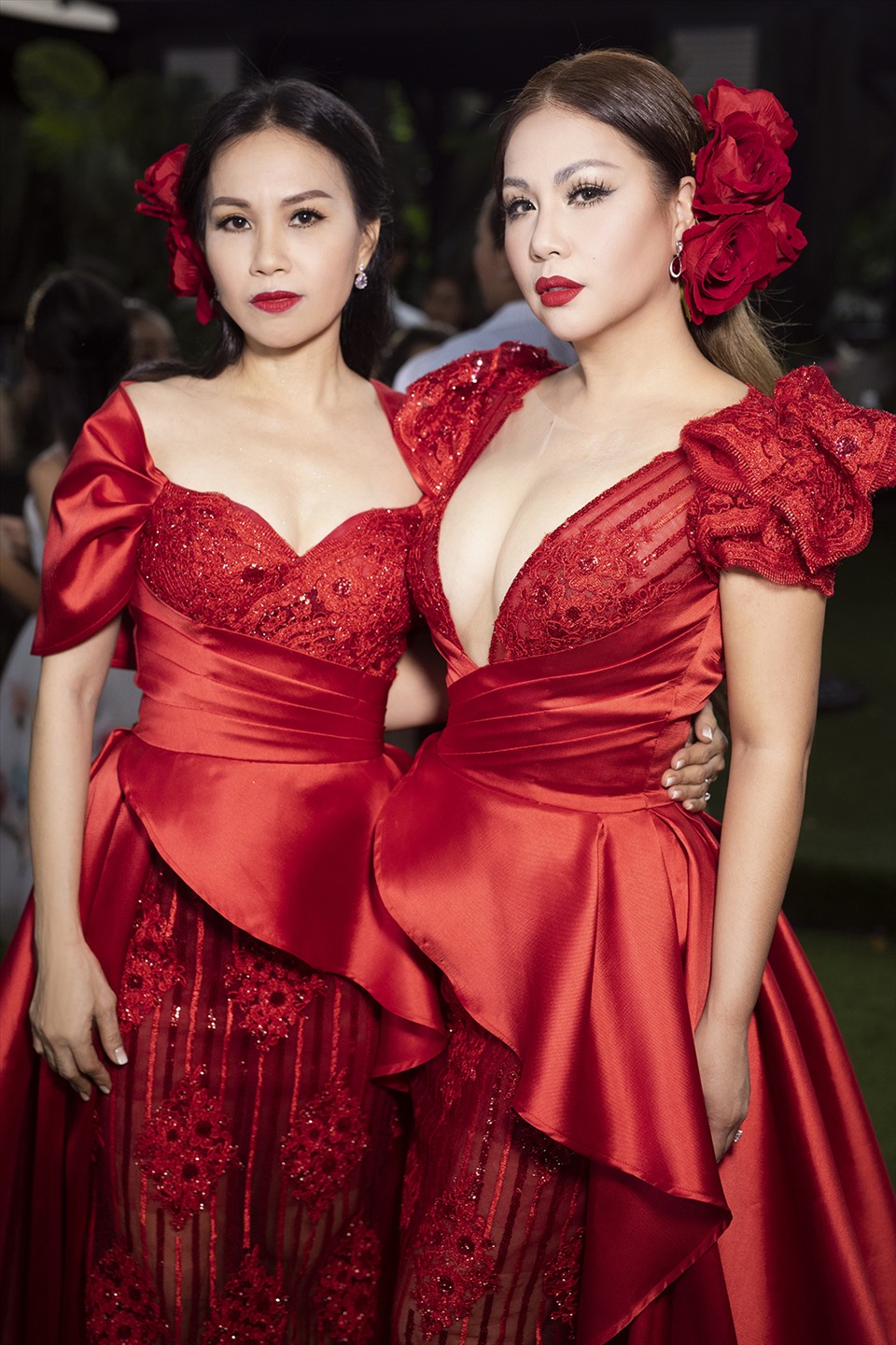 Hai nữ ca sĩ diện váy dạ hội sequins, hóa thân thành hình tượng “nữ hoàng” trong khu vườn hoa hồng.