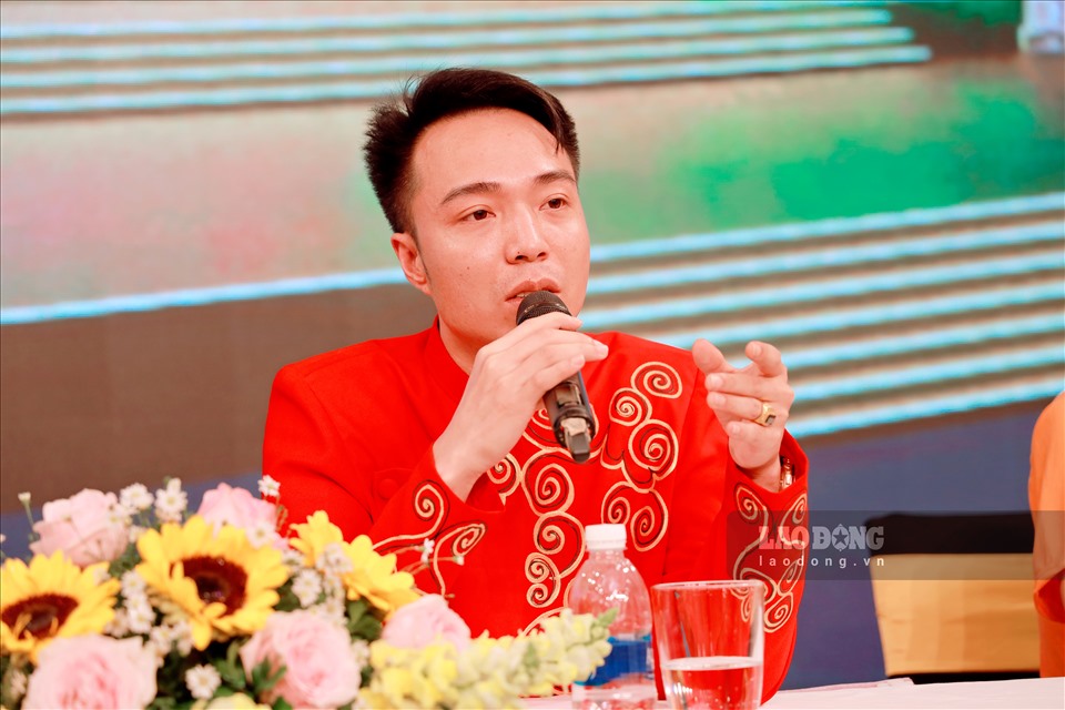 Nghệ sĩ hát văn Hoài Thanh chia sẻ tại buổi họp báo.
