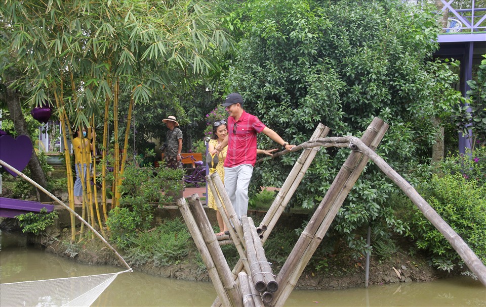 “Khi khách đến đây không chỉ có những căn nhà màu tím để chụp ảnh mà còn nhiều không gian khác, để khi du khách đến đây có thể coi nơi này là miền Tây thu nhỏ” – chị Sen cho biết.