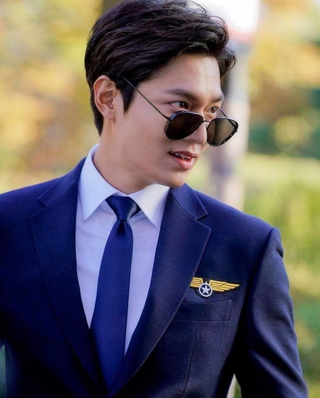 Lee Min Ho bảnh bao trong “Huyền thoại biển xanh“. Ảnh chụp màn hình.