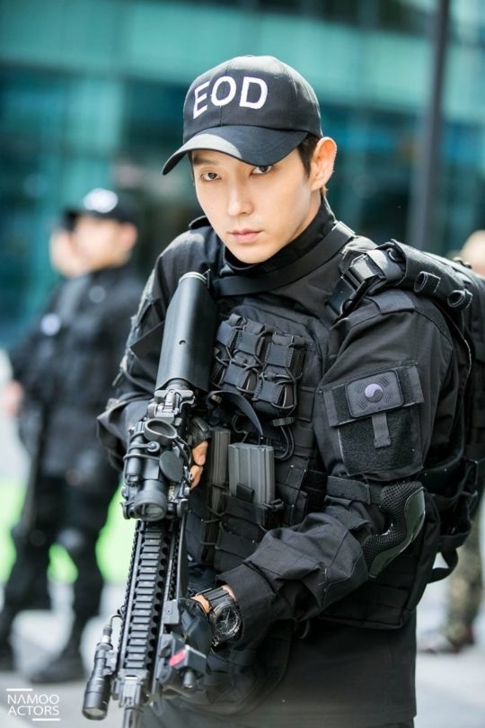 Lee Joon Gi khác lạ khi diện quân phục. Ảnh chụp màn hình.