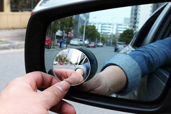 Gương cầu lồi ô tô giúp triệt tiêu điểm mù, nhất là 2 góc phần tư sau xe. (Nguồn: Carmudi)