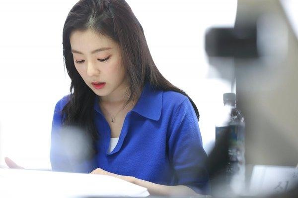 Irene đảm nhận nữ phát thanh viên trong phim điện ảnh “Double Patty“. Ảnh nguồn: Mnet.