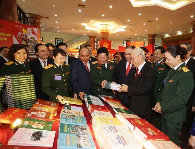 Tổng Bí thư, Chủ tịch nước Nguyễn Phú Trọng và các đại biểu tham quan triển lãm trưng bày tại Đại hội  - Ảnh: TTXVN