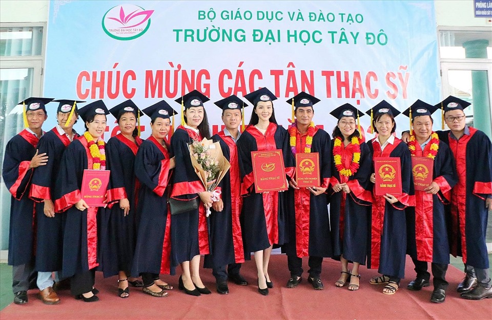 Cô hạnh phúc trong vòng tay bạn bè. Ảnh: NSCC