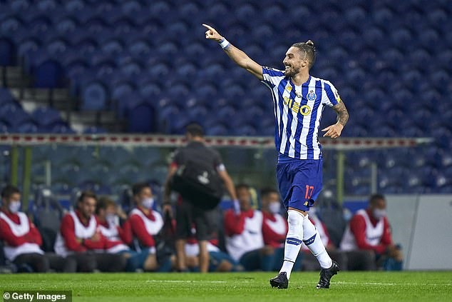 Alex Telles đang là mục tiêu hàng đầu để củng cố hàng phòng ngự của Man United. Ảnh: Getty.