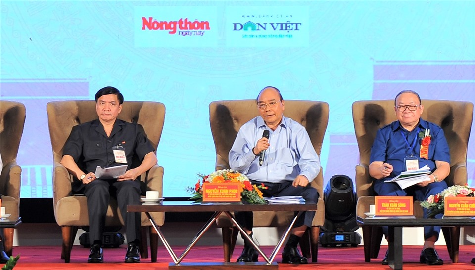 Thủ tướng Chính phủ Nguyễn Xuân Phúc trả lời những câu hỏi của nông dân. Ảnh: Bảo Trung