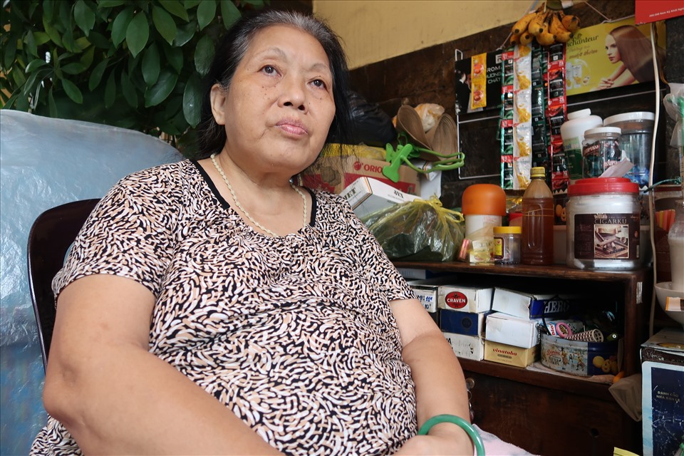 Bà Trần Thị Tuyết Mai kể sự việc bị kẻ gian dùng trẻ em dàn cảnh trộm tiền. Ảnh: Hữu Huy