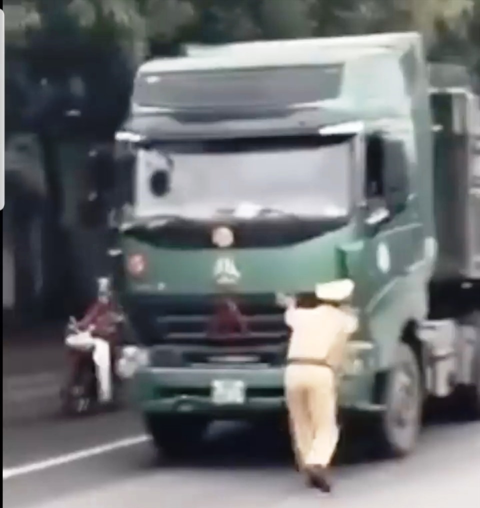 Một chiến sĩ CSGT đứng chặn đầu xe nhưng Hạnh vẫn bất chấp điều khiển phương tiện bỏ chạy. Ảnh: NT
