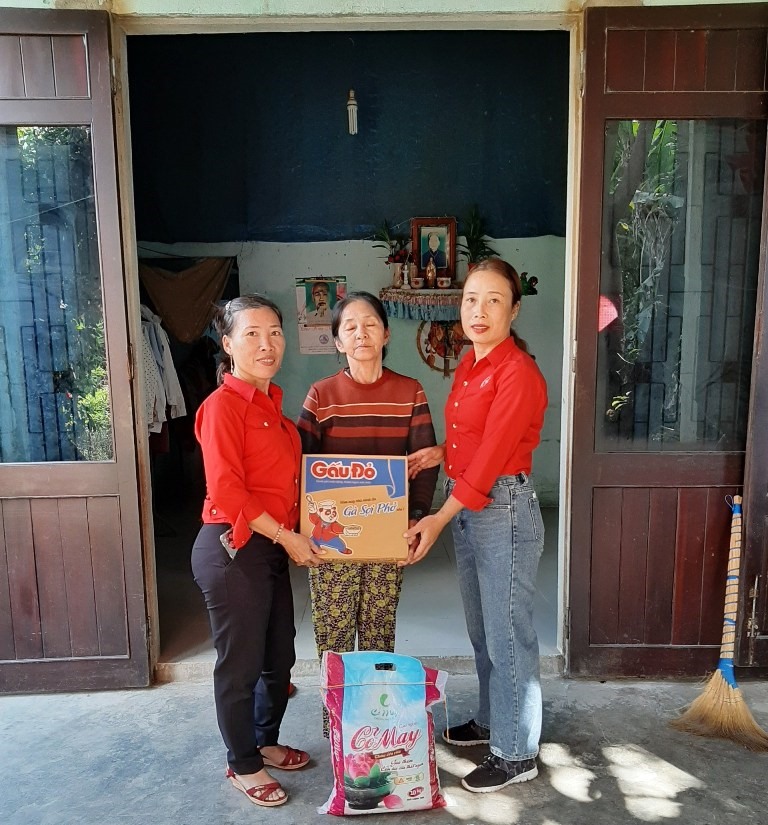 Chị Trang (thứ nhất bên trái) trao quà cho bà Nguyễn Thị Lành, đó là một trong nhiều địa chỉ nhân đạo, mà chị nhận trợ giúp tại địa phương, bằng việc vận động hũ gạo tình thương giúp đỡ người khó khăn, hoạn nạn…