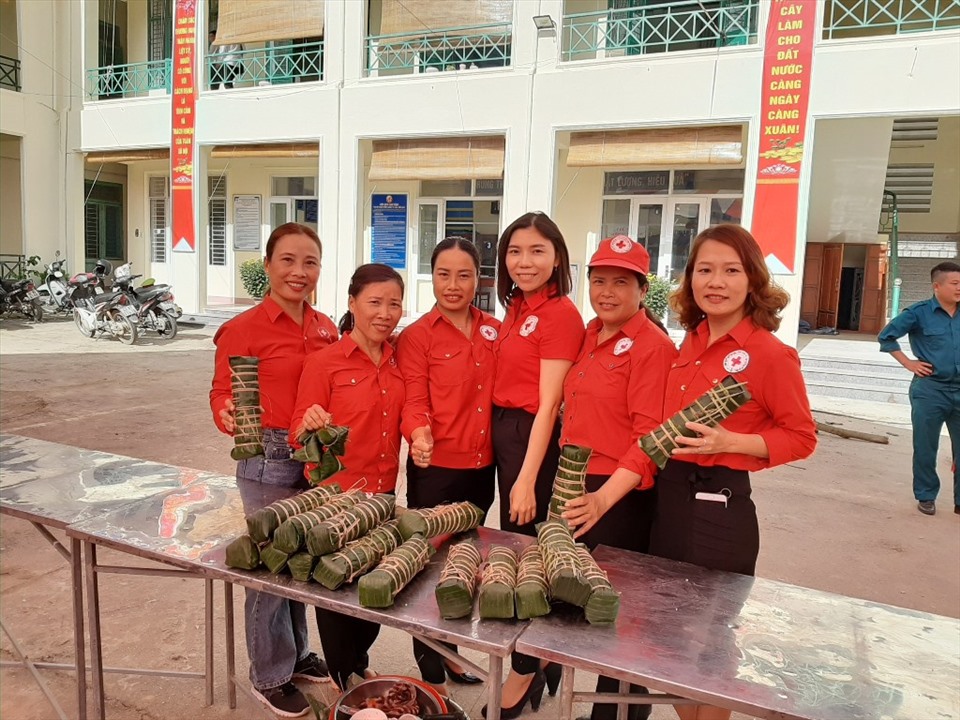 Chị Trang (thứ hai từ bên trái) cùng các tình nguyện viên, với bánh tét để hỗ trợ cho các gia đình khó khăn trong dịp Tết. Ảnh Thanh Trang.