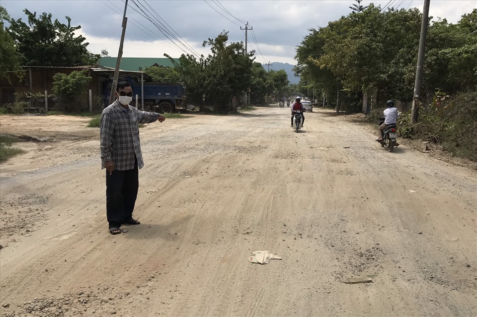 Ông Doãn phản ánh tình trạng đường Quang Trung hư hỏng nhiều năm vẫn chưa thi công sửa chữa.