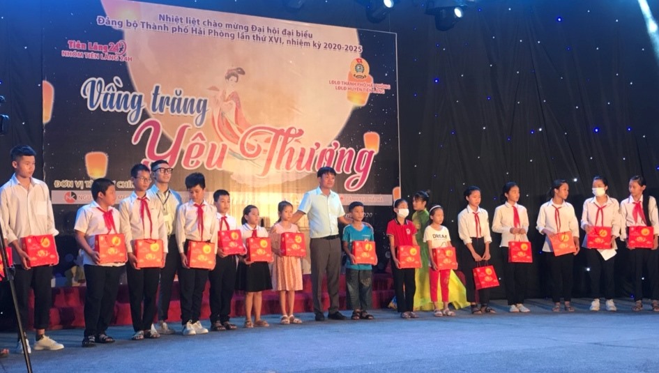LĐLĐ TP.Hải Phòng tặng 200 suất quà con CNVCLĐ huyện Tiên Lãng. Ảnh VH