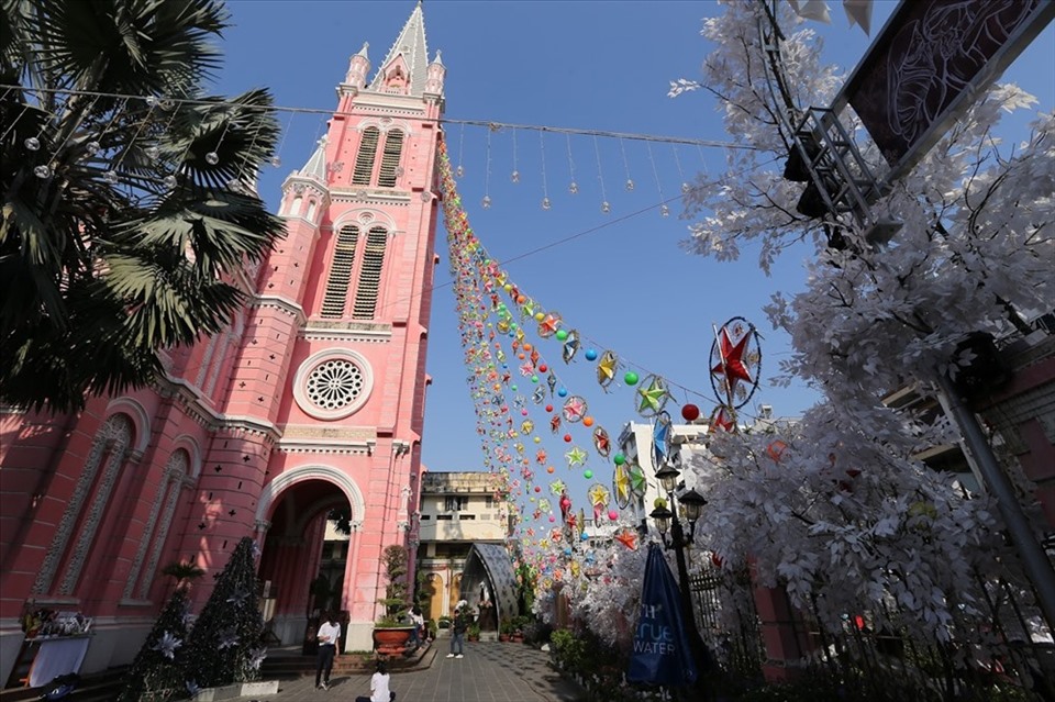 Nhà thờ Tân Định (289 Hai Bà Trưng, quận 3, TPHCM) nổi bật hơn hẳn so với các địa điểm khác bởi màu sơn hồng, mái vòm cong và những đường nét hoa văn được trang trí màu trắng bắt mắt.