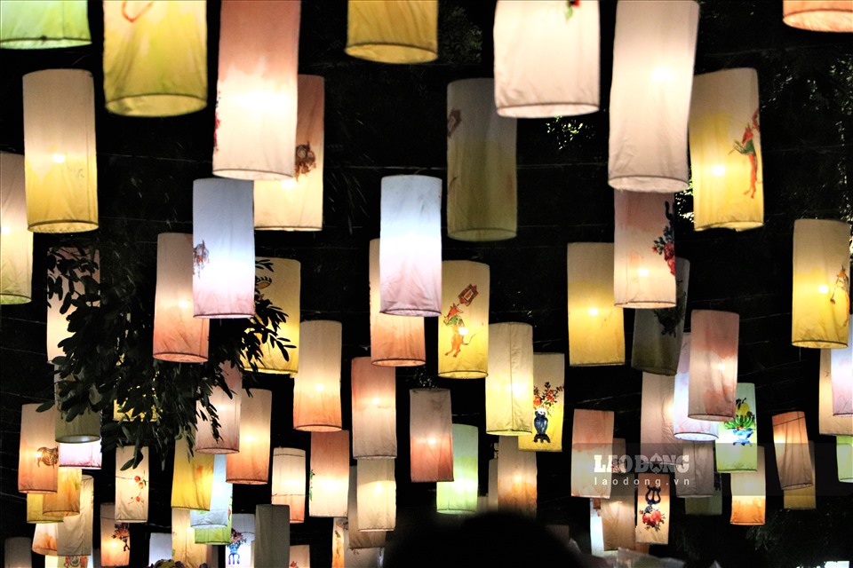 Hàng nghìn đèn lồng với tông màu trắng chủ đạo kết hợp với ánh đèn vàng, được trang trí thêm bằng nhiều màu sắc khác nhau.