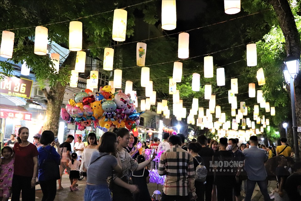 Được biết, ngoài phố bích họa Phùng Hưng, còn nhiều con phố thuộc phố cổ Hà Nội cũng giăng đèn, kết hoa đón Tết Trung Thu.