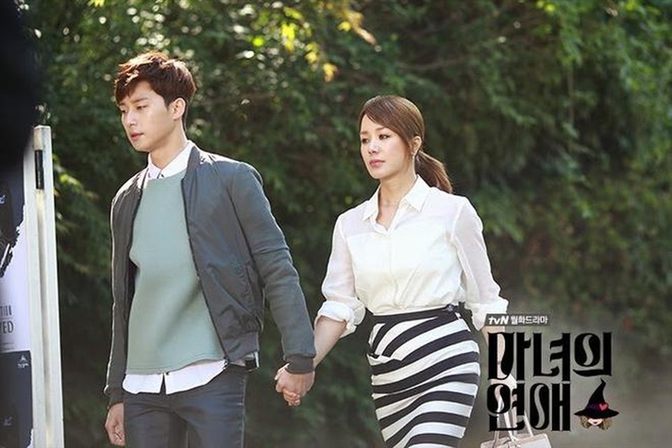 Chuyện tình lệch tuổi của căp chị em Uhm Jung Hwa - Park Seo Joon gây chú ý trên phim.