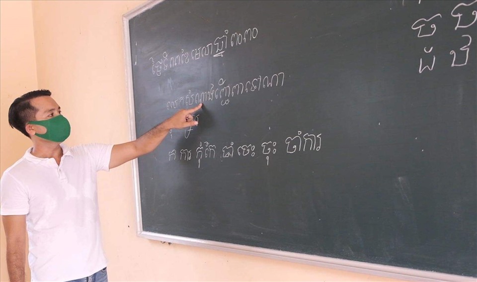 Những lúc rảnh rỗi Đại úy Thạch Bình dạy tiếng Khmer. Ảnh: NVCC