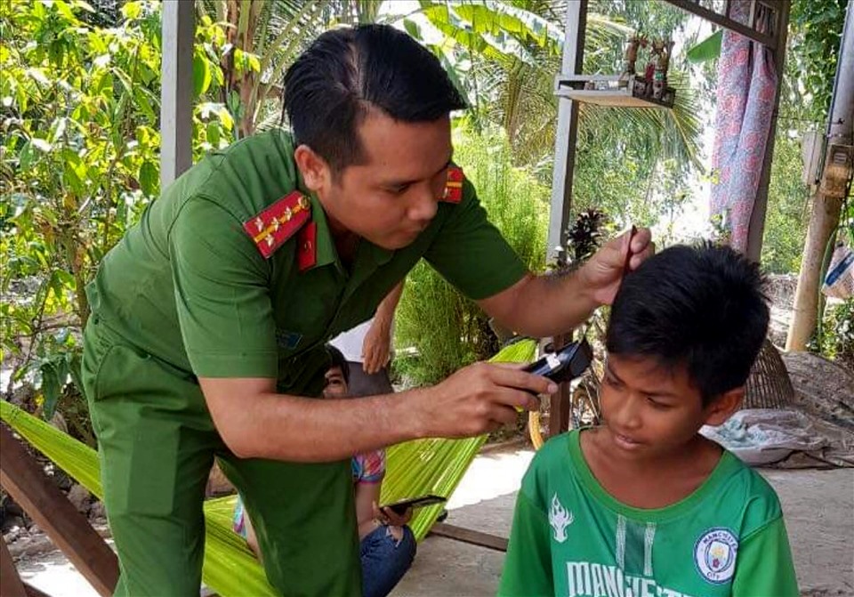 Ngoài việc dạy học miễn phí, Đại úy Thạch Bình còn hớt tóc miễn phí có các em có nhu cầu. Ảnh: NVCC