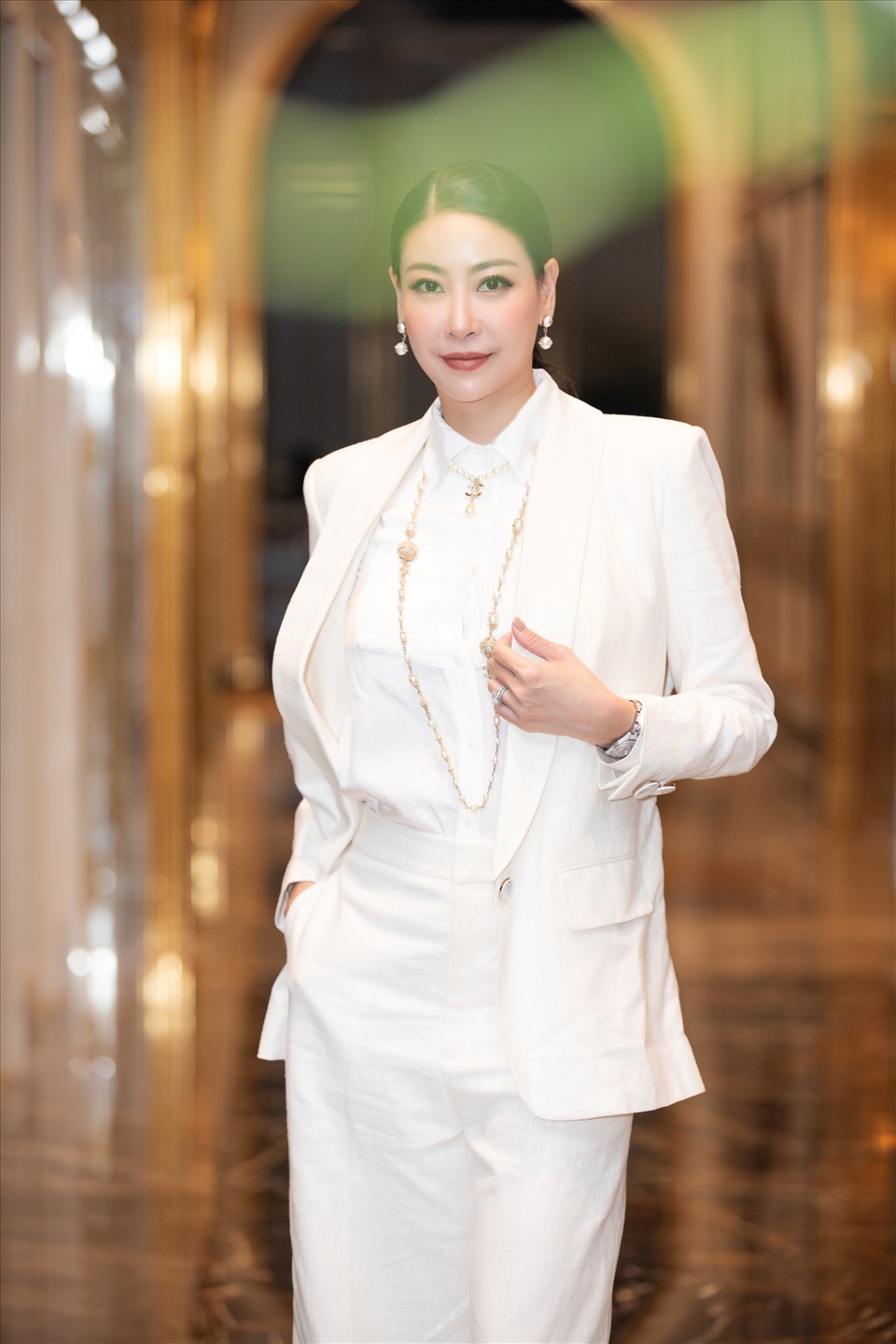 Thành viên Ban giám khảo - Hoa hậu Hà Kiều Anh xinh đẹp trong sắc trắng. Ảnh: HHVN.