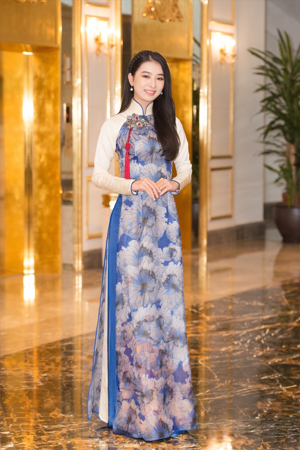 Hoa khôi Đại học Huế - Võ Thị Ý Nhi xuất hiện với áo dài nền nã tại sơ khảo Hoa hậu Việt Nam 2020. Ảnh: HHVN.
