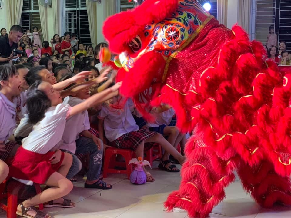 Chương trình múa lân tạo niềm vui cho các em thiếu nhi trong đêm hội Trung thu 2020. Ảnh: NVT