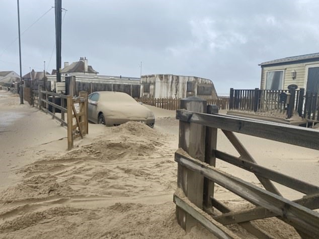 Lớp cát dày đặc bao phủ đã gây không ít phiền toái cho cuộc sống của người dân. Ảnh: Daily Mail