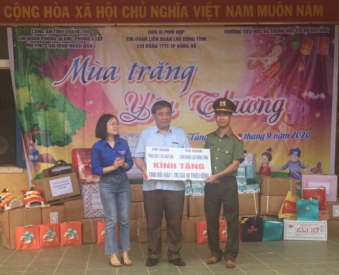 Đại diện Chi đoàn cơ quan LĐLĐ tỉnh Quảng Trị tặng 1.000 đôi giày tại chương trình. Ảnh: LN.