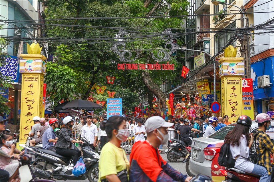 Đã nhắc tới Trung thu ở Hà Nội thì không thể nào không nhắc đến phố Hàng Mã. Vào tới dịp trung thu ở đây lại nhộn nhịp, rực rỡ sắc màu của đồ chơi và đồ trang trí.