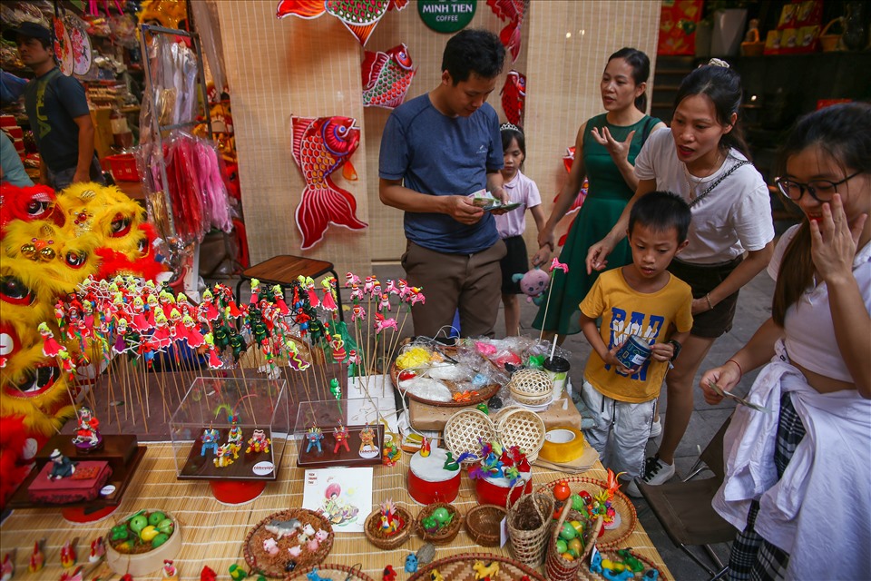 Ngoài ra, mọi người còn có thể trực tiếp xem nghệ nhân làm tò he tại chỗ và mua những con tò he nay.