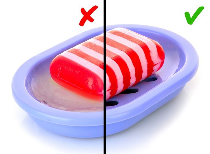 Sai lầm 6: Sử dụng đĩa đựng xà phòng tắm không đúng cách Nếu bạn có đĩa đựng xà phòng trong phòng tắm, hãy mua loại đĩa có lỗ thoát nước. Nếu không, vi khuẩn có thể sinh sôi ngay trên xà phòng tắm.