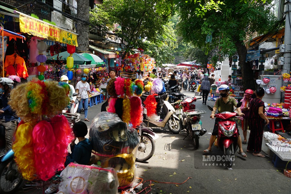 Anh Nguyễn Văn Trung (tiểu thương phố Hàng Mã) cho biết, nhiều bạn trẻ “vô tư” cầm đồ của quán để chụp hình, và đứng rất lâu. Trong khi diện tích quán nhỏ khiến những vị khách khác khó khăn trong việc đi lại và lựa chọn đồ Trung thu.