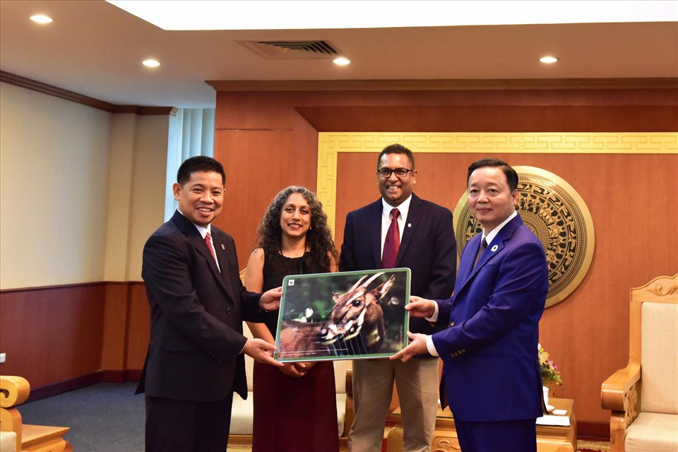 Ông Văn Ngọc Thịnh - Giám đốc quốc gia WWF Việt Nam tặng ảnh sao la cho ông Trần Hồng Hà - Bộ trưởng Bộ Tài nguyên và Môi trường - Ảnh: Tổng cục TDTT
