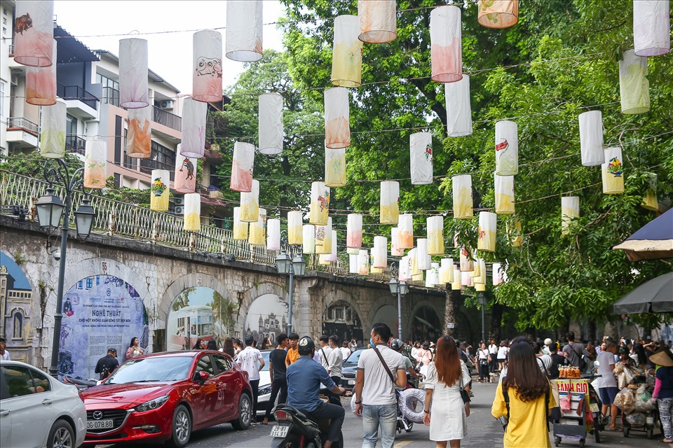 Phố Phùng Hưng (Hà Nội) lâu nay nổi tiếng với cái tên con phố bích họa. Những ngày này, nhân dịp Tết Trung thu, hàng trăm chiếc đèn lồng được treo lên tạo nên hình ảnh ấn tượng thu hút nhiều người đến vui chơi và tham quan.